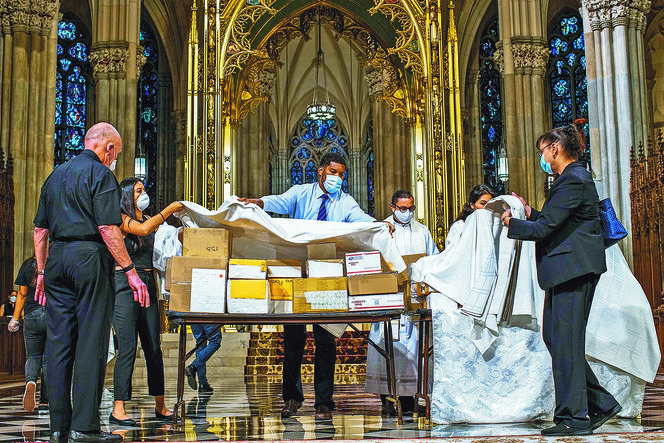 Biskup pobłogosławił prochy ofiar wirusa