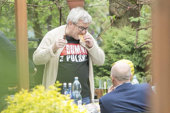 Czarnecki zagryzł ogórkiem