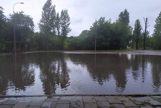 Burza w Białymstoku. Ulice jak rzeki. Auta gubiły tablice rejestracyjne [ZDJĘCIA, WIDEO]