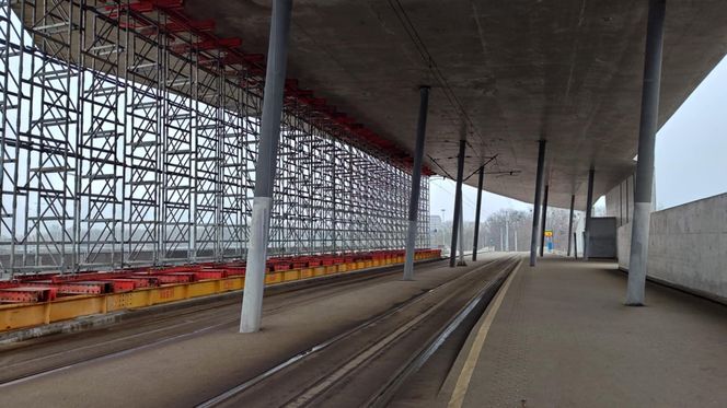 Tak wygląda uszkodzony dach nad przystankiem tramwajowym we Wrocławiu. Miasto zabezpiecza go ogromnymi podporami 