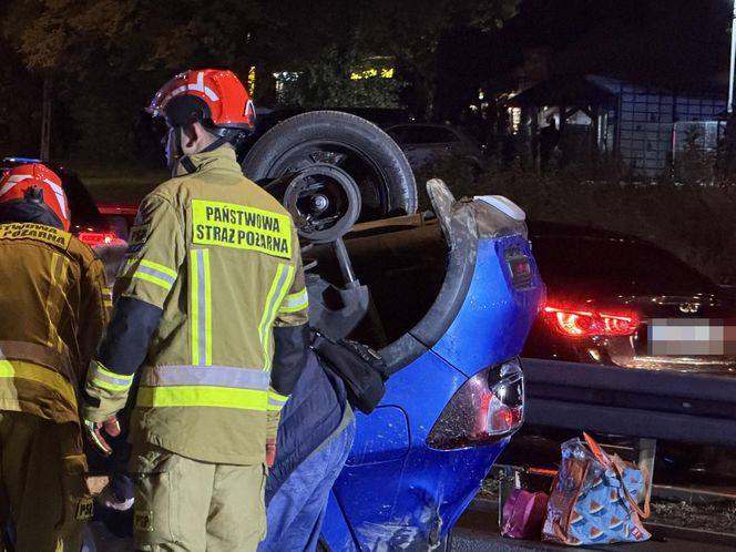 Auto rosyjskiej ambasady dachowało w Warszawie! Odłamki uszkodziły inne pojazdy