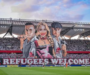 Oprawa kibiców Legii podzieliła Polskę. Różne reakcje na przesłanie fanów