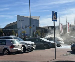 Pożar BMW pod Atrium Copernicus w Toruniu