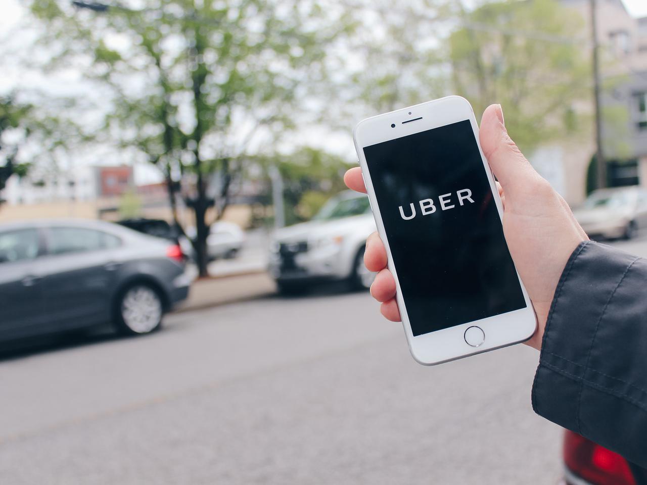 Uber obniża ceny w Polsce! Koszt minimalnego przejazdu spadł do 8 złotych