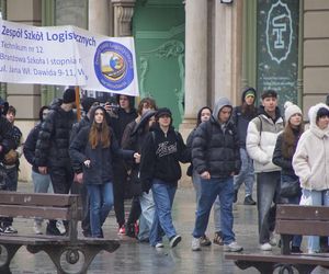 Polonez dla Fredry 2025 we Wrocławiu. Maturzyści zatańczyli na Rynku [ZDJĘCIA]