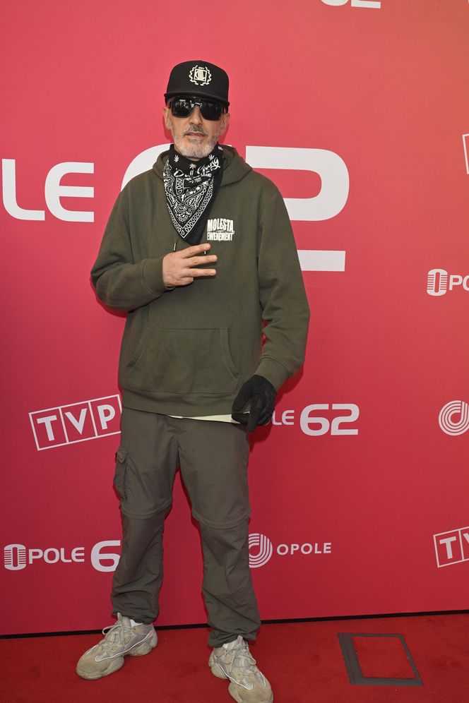 Konferencja prasowa 62. edycji Krajowego Festiwalu Polskiej Piosenki w Opolu. Tłum gwiazd na czerwonym dywanie