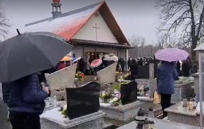  Dąbrówki: pogrzeb 17-letniej Pauliny. Rodzice pożegnali córkę, tuląc trumnę [ZDJĘCIA]