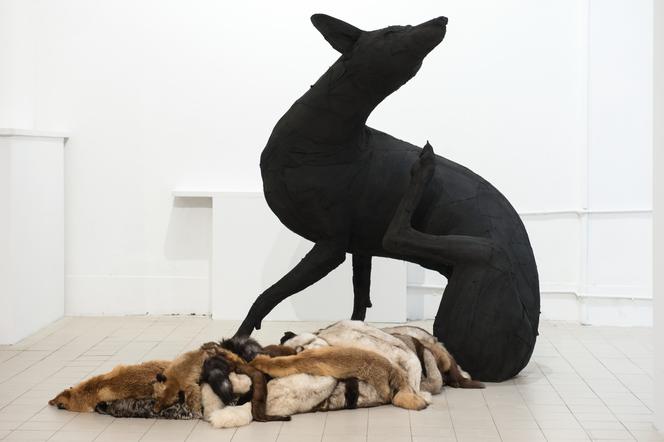 Dwumetrowa rzeźba lisa zwraca uwagę na problem hodowli zwierząt na futro.