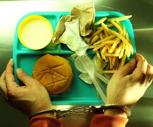 Co jedzą więźniowie? Nie każdy emeryt może sobie na to pozwolić