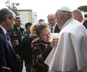 Papież Franciszek opuścił szpital i wraca do Watykanu. Jest w dobrej formie [ZDJĘCIA]