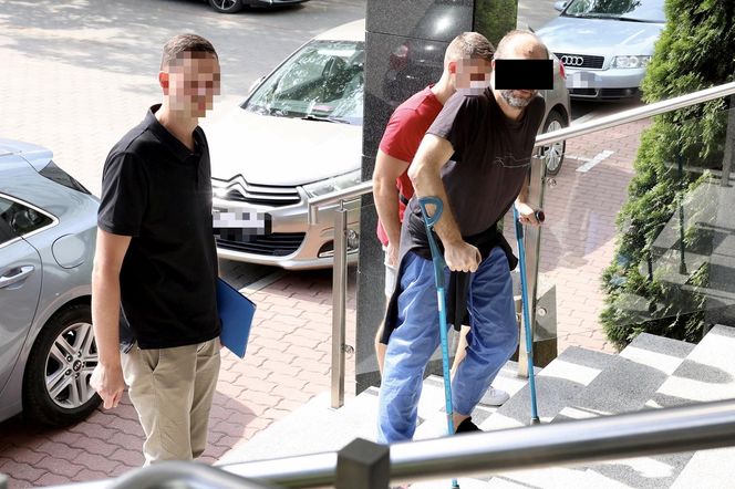 Daniel W. ruszył z młotkiem na policjanta. Potem padł strzał. 49-latek usłyszał zarzut