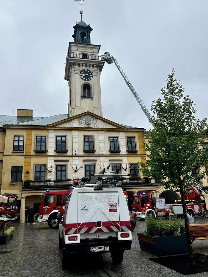 Pożar ratusza w Cieszynie! Budynek ewakuowany. Zapaliła się skrzynka elektryczna na wieży [ZDJĘCIA].