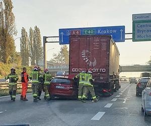 Wypadek na autostradzie A4 w Katowicach. Auto wjechało pod TIRa