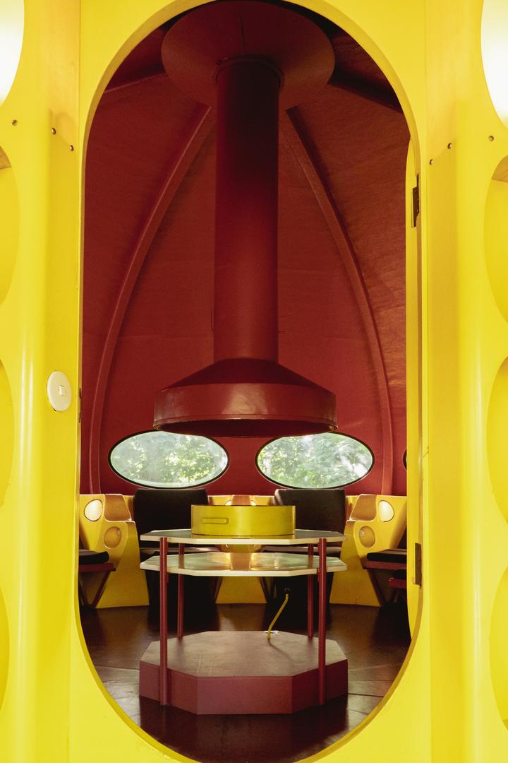 Futuro House - zdjęcia fińskiego domku letniskowego w kształcie UFO w WeeGee Exhibition Centre