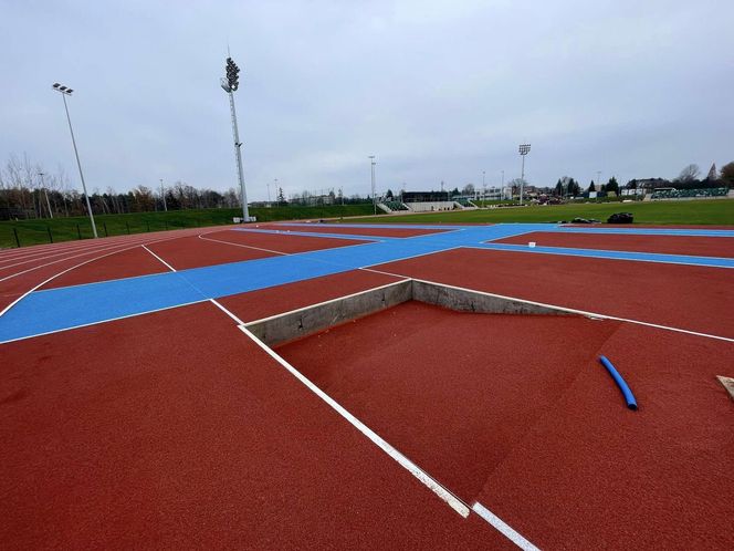 Ostatnie dni remontu stadionu w Starachowicach. Na bieżni pojwiły się tory