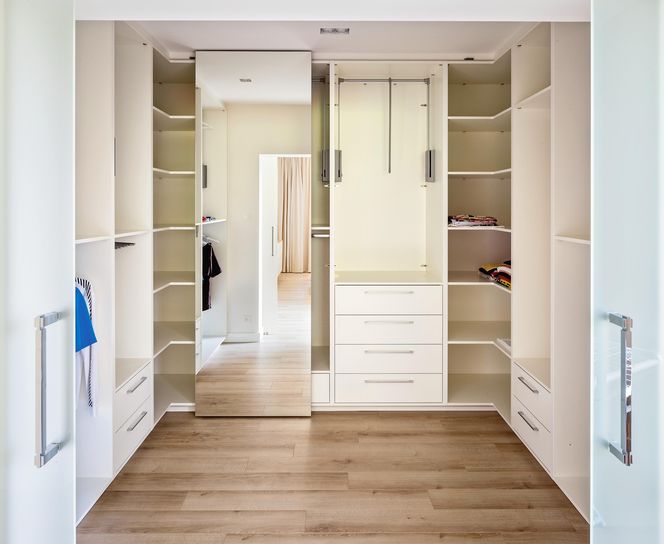 Montaż szafy na wymiar - na podłodze czy przed jej wykończeniem