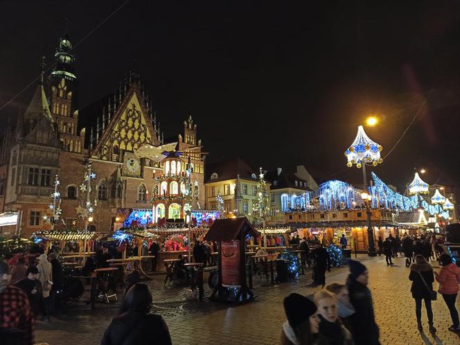 Jarmark Bożonarodzeniowy we Wrocławiu po zmroku. Robi wrażenie! [ZDJĘCIA]