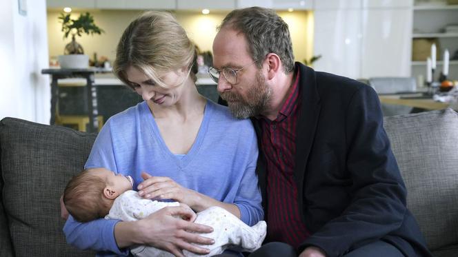 	Barwy szczęścia, odc. 2268. Iwona (Izabela Zwierzyńska), Marek (Marcin Perchuć), ich córka Wioletka (Aurelia Żarnowiecka)