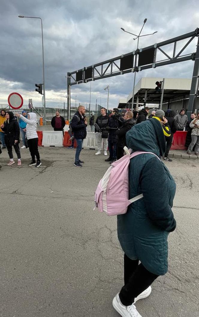 Na granicy w Korczowej na uchodźców czekają ludzie z całej Europy