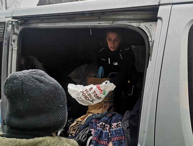 Krakowscy policjanci pomagali bezdomnym, rozdając im posiłki i ciepłą odzież