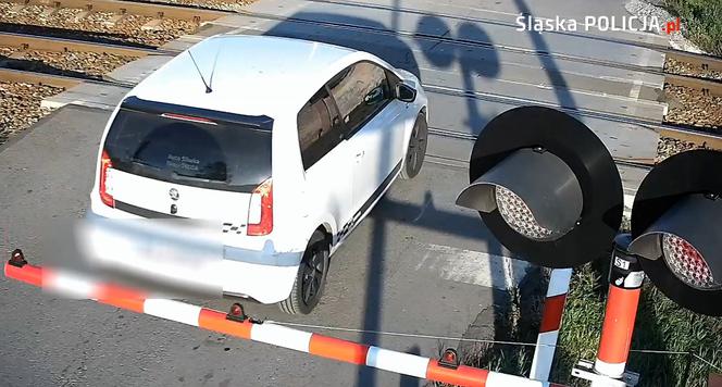 Śląskie: Wjechała za zapory na przejeździe kolejowym!