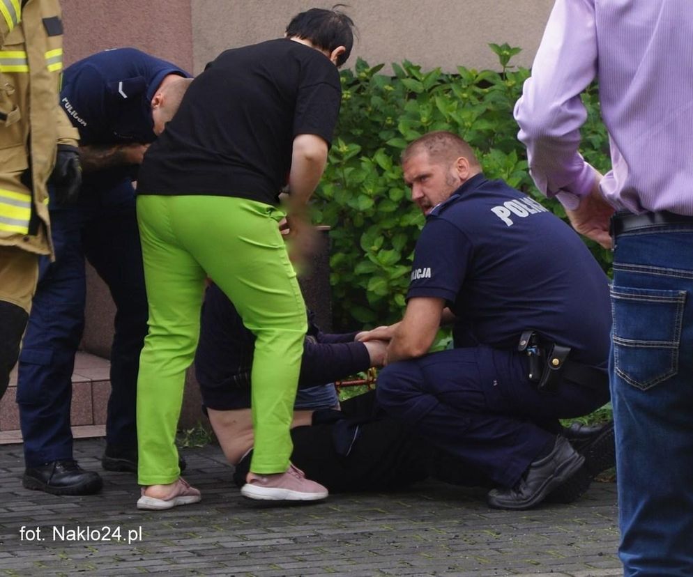 Niebywała odwaga policjantów. Wynieśli z płonącego budynku niepełnosprawnego mężczyznę!