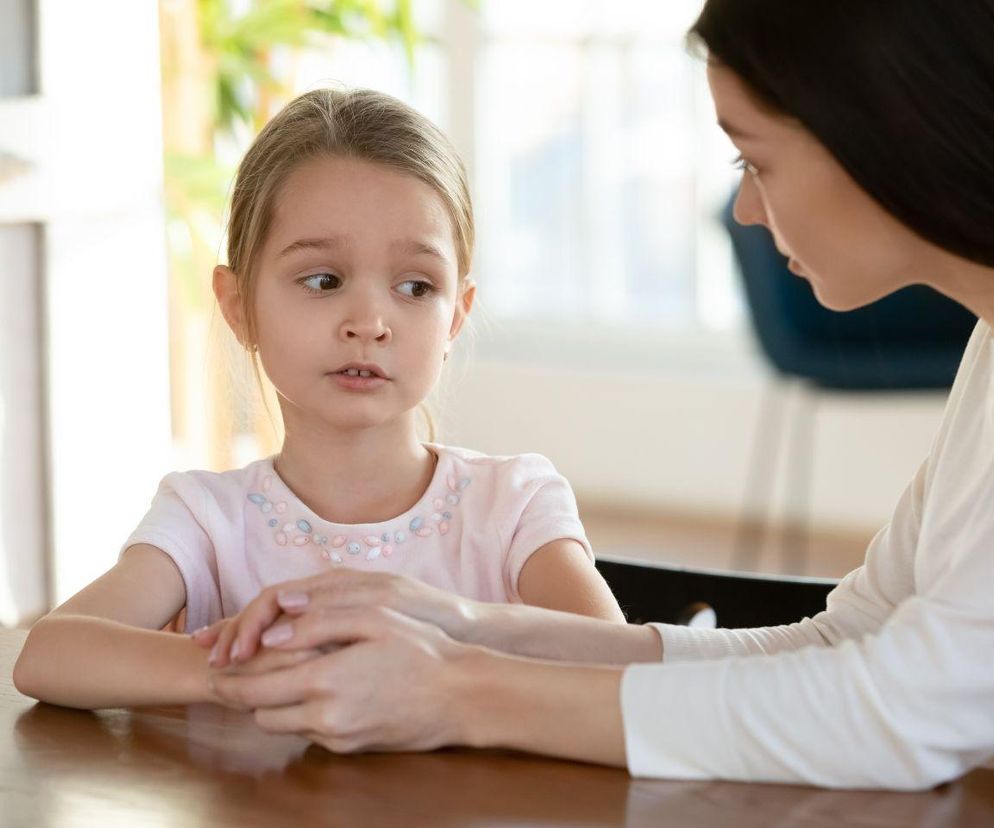 Dziecko mówi tak do nieznajomych? Psycholog ostrzega: to może być niebezpieczne