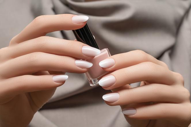 Manicure na wiosnę 2023 na krótkie paznokcie