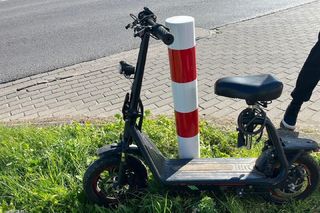 81-latka na hulajnodze uderzyła w ciężarówkę. Nie zauważyła samochodu
