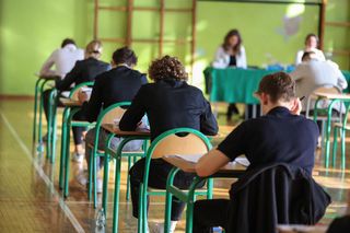 Strój na maturę 2024. Jak się ubrać na egzaminy? Tego nie zakładaj, jeśli nie chcesz zaliczyć wtopy!