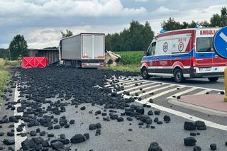 Cysterny roztrzaskały się na drodze. Jedna z ciężarówek runęła na bok!