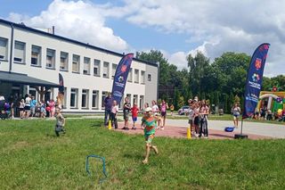 Zamiast siedzieć w domu wyjdźcie na zewnątrz i bawcie się z Biblioteką i MOSiRem