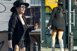 Justyna Steczkowska ma w nosie przepisy drogowe. Parkuje na środku ulicy i bajabongo. Zobaczcie, co ona wyprawia! ZDJĘCIA