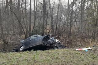 Ciało 31-latka leżało poza autem obok 25-latki! Przerażający wypadek BMW pod Radomskiem [ZDJĘCIA]