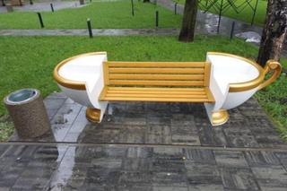 Ławki w kształcie filiżanek w Ćmielowie. Zobacz jak wyglądają