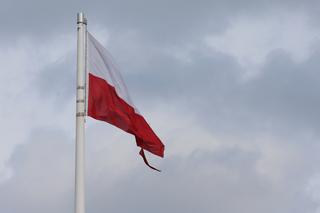 Skandal. Flaga w strzępach wisi na warszawskim rondzie