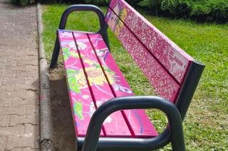 Nietypowa, bo... różowa. Ławeczka w Dąbrowie Górniczej to symbol wsparcia dla pacjentów onkologicznych