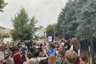 Manifestacja Nigdy nie będziesz szła sama w Warszawie. Strajk Kobiet pod Komendą Stołeczną Policji