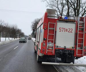 Huknął oplem w przepust wodny i ogrodzenie posesji. Pasażer nie żyje, kierowca w szpitalu