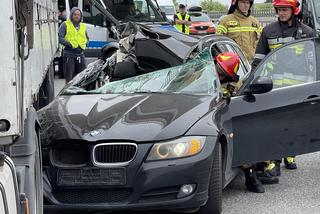 Poważny wypadek na S8. BMW rozpruło się o naczepę ciężarówki