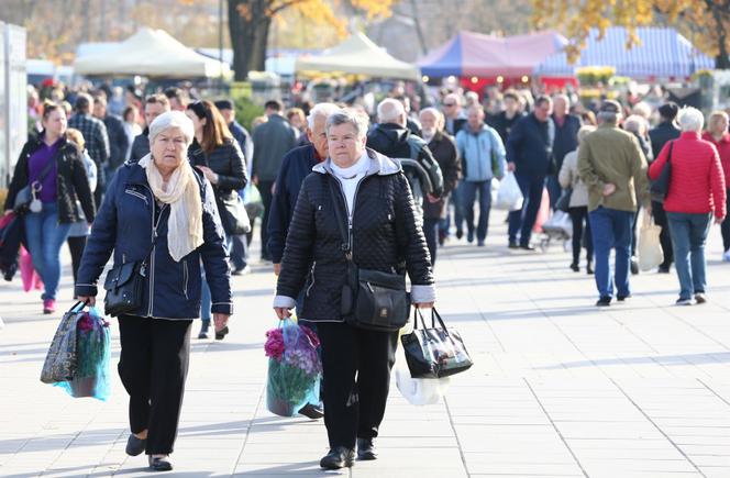 Tłumy korki na Cmentarzu Północnym