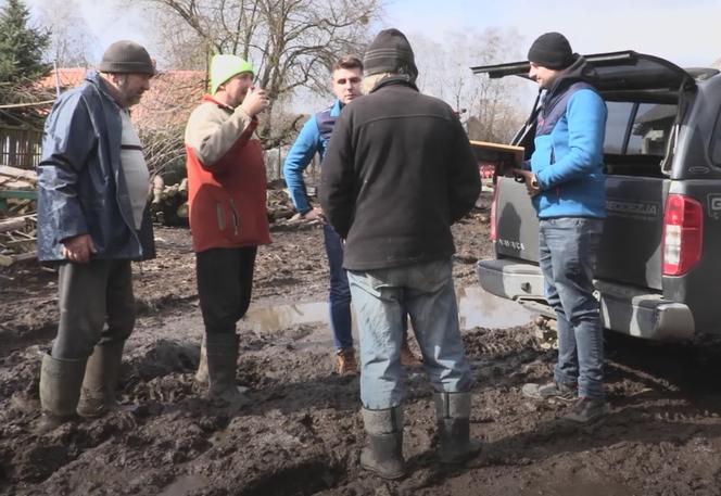 Rolnicy. Podlasie. Geodeci w gospodarstwie Gienka i Andrzeja