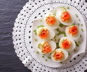Faszerowane jajka z łososiem – szykowna klasyka w nowym wydaniu