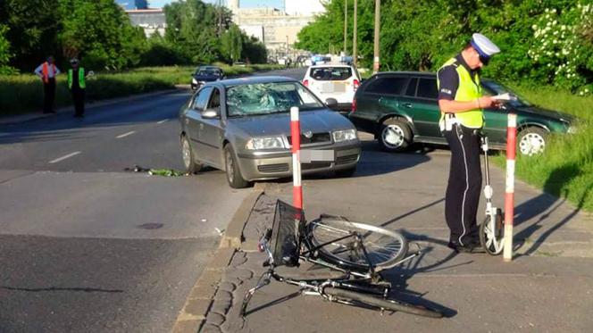 Skoda zmiotła staruszkę. Na jezdni leżą buty i kwiaty 