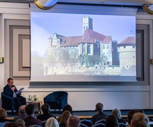 Konferencja „Odbudować, zmienić, zachować? Zamki w krajobrazie Polski” w Warszawie, 7–8 listopada 2023 r.