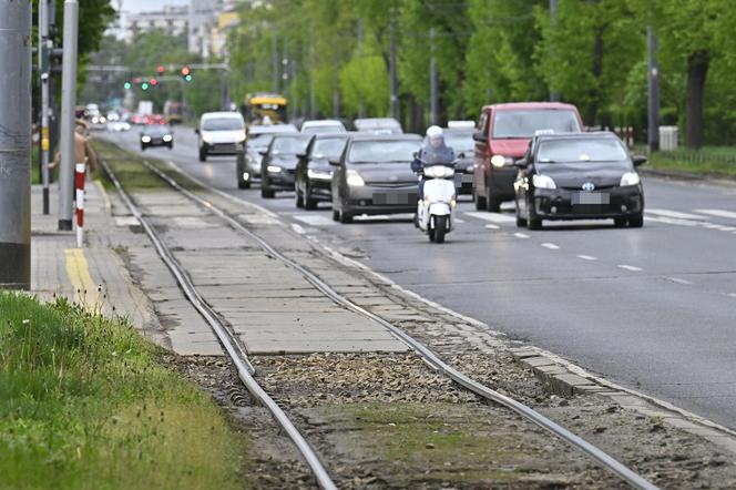 Katastrofalny stan torowiska na al. Waszyngtona. Tramwajarze naprawią tylko fragmenty 