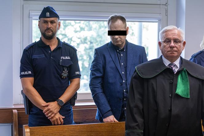 Z dwoma nożami rzucił się na matkę