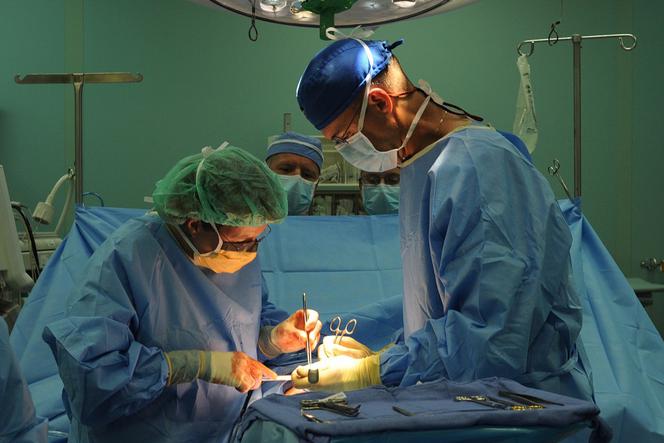 Sukces bydgoskich lekarzy: podczas jednej operacji uratowali kobietę i jej dziecko