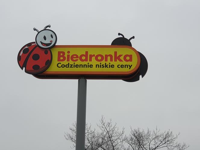 Tyle naprawdę zarabia się na kasie w Biedronce. Sprawdziliśmy zarobki, opadła nam szczęka