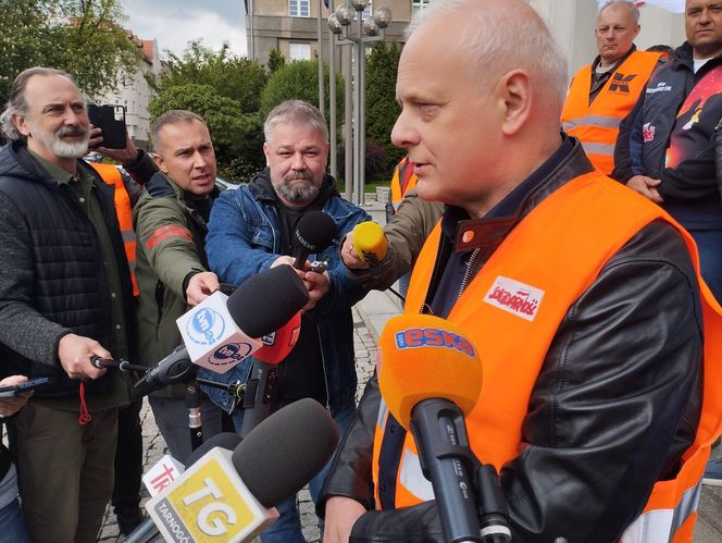 Konferencja prasowa hutników przed Ministerstwem Przemysłu w Katowicach
